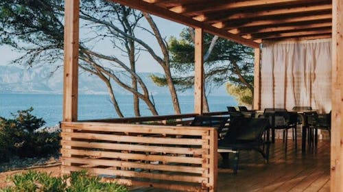 Mobilne hiške Bunja Boutique Camping - Pomlad na Braču, Supetar, otok Brač, Dalmacija, Hrvaška - 172 EUR - 3x nočitev v Premium mobilni hiški (4+2) za do 6 oseb (4 odrasle osebe in 2 otroka do 11,99 let), Uporaba posteljnine in brisač