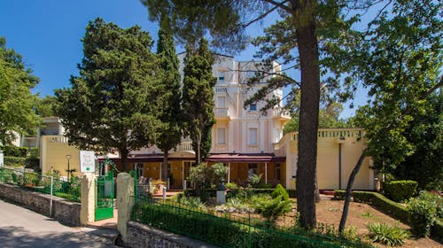 Hotel Vila Ružica - Podaljšan majski aktivni vikend v Crikvenici, Crikvenica, Hrvaška - 414 EUR - 3x nočitev v dvoposteljni sobi (stran park) za 2 osebi, Polpenzion