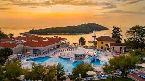 Resort Belvedere - Poletje v Vrsarju, Vrsar, Istra, Hrvaška - 278 EUR - 2x nočitev v dvoposteljni Superior sobi z balkonom za 2 osebi, Polpenzion (zajtrk in večerja)