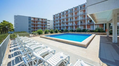 Hotel Hvar - All inclusive družinsko poletje na Hvaru, Jelsa, otok Hvar, Dalmacija, Hrvaška - 430 EUR - 2x nočitev v dvoposteljni Comfort sobi z dodatnim ležiščem in balkonom (morska stran) za 2 osebi (1. otrok do 11,99 let in 2. otrok do 2,99 let brezplačno), All Inclusive z vključeno pijačo ob obrokih