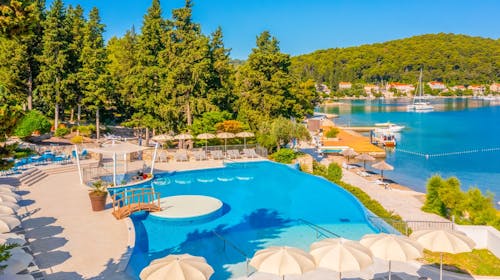Aminess Vival Port9 Residence - Družinsko poletje v apartmajih na Korčuli, Korčula, Dalmacija, Hrvaška - 625 EUR - 4x nočitev v apartmaju Vinea za 2 osebi (2 otroka do 13,99 let brezplačno), Uporaba zunanjega sladkovodnega infinity bazena za odrasle