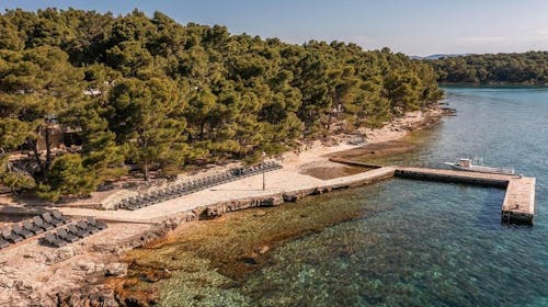 Aminess Younique Senses Resort - Družinski poletni all inclusive light na Hvaru, Vrboska, otok Hvar, Hrvaška - 1903 EUR - 7x nočitev v dvoposteljni Superior sobi z balkonom za 2 osebi (1 otrok do 9,99 let brezplačno), All inclusive light