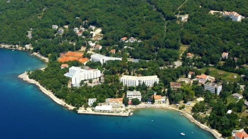 Hoteli Omišalj - Depandansa Primorka - Začetek in konec poletja na Krku, Omišalj, otok Krk, Hrvaška - 251 EUR - 3x nočitev v dvoposteljni sobi za 2 osebi (1. otrok do 7,99 let brezplačno), Polpenzion (samopostrežna zajtrk in večerja z vključeno brezalkoholno pijačo)