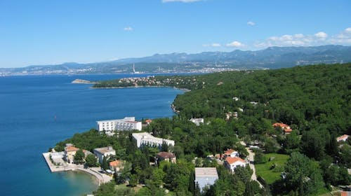 Hoteli Omišalj - Depandansa Marina - Poletje na Krku, Omišalj, otok Krk, Hrvaška - 660 EUR - 7x nočitev v dvoposteljni sobi za 2 osebi (1. otrok do 7,99 let brezplačno), Polpenzion (samopostrežna zajtrk in večerja z vključeno brezalkoholno pijačo)