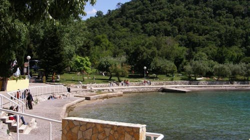 Hoteli Omišalj - Depandansa Primorka - Poletje na Krku, Omišalj, otok Krk, Hrvaška - 336 EUR - 3x nočitev v dvoposteljni sobi za 2 osebi (1. otrok do 7,99 let brezplačno), Polpenzion (samopostrežna zajtrk in večerja z vključeno brezalkoholno pijačo)