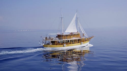 8-dnevno križarjenje po severnem Jadranu - Odhod iz Reke, Reka, Hrvaška - 599 EUR - 8-dnevno križarjenje z ladjo po ruti R1: Reka - otok Krk - otok Rab - Zadar - Nacionalni park Kornati - Zadarski arhipelag - otok Lošinj - otok Cres - Rijeka, 7x nočitev v dvoposteljni kabini (klima, kopalnica) na ladji kategorije Comfort Plus - Sveti Vid, Kazimir ali Planka za 1 osebo