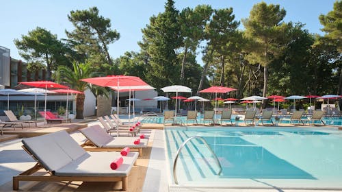 Hotel Pelegrin Plava Laguna - Poletje v prenovljenem hotelu v Istri, Umag, Istra, Hrvaška - 1906 EUR - 5x nočitev v Classic sobi z balkonom (stran park) za 2 osebi (1. otrok do 11,99 let in 2. otrok do 4,99 let brezplačno), Polpenzion