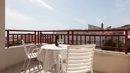 Villa Vinka - Oddih v Tučepih izven glavne sezone, Tučepi, Makarska riviera, Dalmacija, Hrvaška - 328 EUR - 3x nočitev v dvoposteljni Classic sobi z balkonom za 2 osebi, Polpenzion