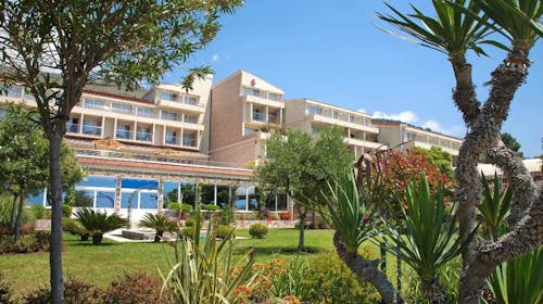 Hotel Palas Petrovac - Jesen v Petrovcu, Petrovac, Črna gora - 362 EUR - 2x nočitev v Standard dvoposteljni sobi z dodatnim ležiščem za 3 osebe, Polpenzion (samopostrežni zajtrk in večerja)