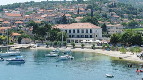 Hotel Lipa - Družinski oddih na Braču, Postira, Hrvaška - 290 EUR - 2x nočitev v Deluxe dvoposteljni sobi z balkonom in pogledom na morje za 2 osebi (1. otrok do 11,99 let in 2. otrok do 2,99 let brezplačno), 2x zajtrk