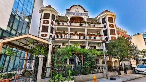 Villa Dvor Kornić - Pomlad in jesen v Budvi, Budva, Črna gora - 184,75 EUR - 3x nočitev v dvoposteljni Standard sobi za 2 osebi, Zajtrk