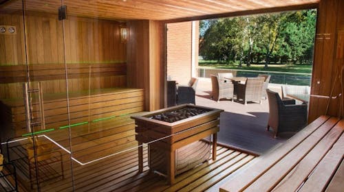 Hotel Azúr - Oddih v Superior družinski sobi, Siofok, Madžarska - 1100 EUR - 4x nočitev v Superior družinski sobi za 2 osebi (2 otroka do 13,99 let brezplačno), Polpenzion