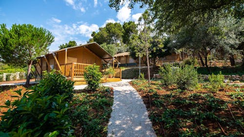Arena One99 Glamping - Pomlad in začetek poletja v Medulinu za velike družine, Pula, Istra, Hrvaška - 310 EUR - 2x nočitev v dvosobnem glamping šotoru Tent za 2 osebi (4 otroci do 11,99 let brezplačno), Turistična taksa