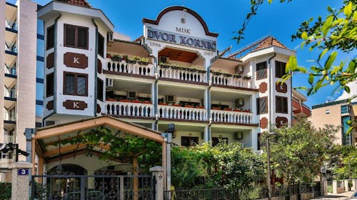 Villa Dvor Kornić - Konec poletja v Budvi, Budva, Črna gora - 235 EUR - 3x nočitev v dvoposteljni Standard sobi za 2 osebi, Zajtrk