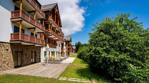 Forest Hotel Videc - Poletni wellness oddih na Pohorju med tednom, Pohorje, Slovenija - 229 EUR - 2x nočitev v v dvoposteljni sobi z dodatnim ležiščem in prostornim balkonom za 2 osebi (1 otrok do 6. leta brezplačno), Polpenzion