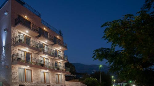 Hotel Twelve by Aycon - Družinski začetek in konec poletja, Budva, Črna gora - 377 EUR - 3x nočitev v dvoposteljni Standard sobi (z dodatnim ležiščem) za 2 osebi (1 otrok do 11,99 let brezplačno), Zajtrk