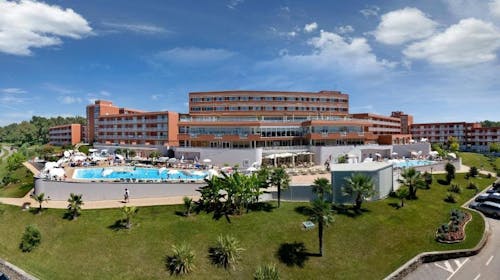 Hotel Albatros Plava Laguna - All inclusive družinsko poletje v Poreču, Poreč, Istra, Hrvaška - 1359 EUR - 5x nočitev v dvoposteljni Economy sobi z dodatnim ležiščem za 2 osebi (1. otrok do 11,99 let in 2. otrok do 4,99 let brezplačno), All inclusive