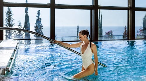 GH Bernardin - Wellness Paradise Spa - Savne, kopanje, masaža in nega obraza, Portorož, Slovenija - 49,60 EUR - 1-urno razvajanje v savnah in kopanje v bazenu s panoramskih razgledom za 1 osebo, 45-minutna sprostitvena masaža telesa