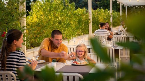 Magal Maradiso Hotel by Aminess - September v Njivicah na Krku - Superior Junior Suite, Njivice, Krk, Hrvaška - 1645 EUR - 7x nočitev v Superior Junior Suiti z balkonom morska stran za 2 osebi (2 otroka do 9,99 let brezplačno), Polpenzion
