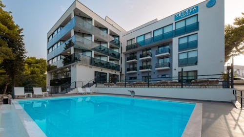 SeeSea Hotel - Družinski pozdrav poletju v Vodicah, Vodice, Dalmacija, Hrvaška - 294 EUR - 2x nočitev v dvoposteljni sobi (pogled park) za 2 osebi (1 otrok do 2,99 let in 1 otrok do 12,99 let brezplačno), Polpenzion