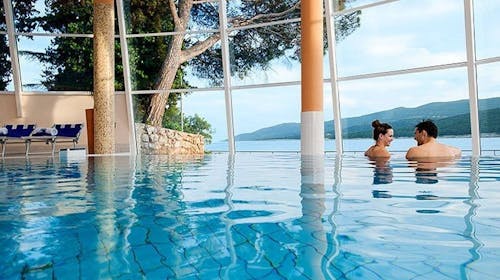 Valamar Sanfior Hotel - Wellness poletna sprostitev za pare ob morju v očarljivem Rabcu, Rabac, Istra, Hrvaška - 425 EUR - 2x nočitev v sobi „Room for 2“ za 2 osebi, Polpenzion z vključeno brezalkoholno negazirano pijačo iz avtomata ob obrokih