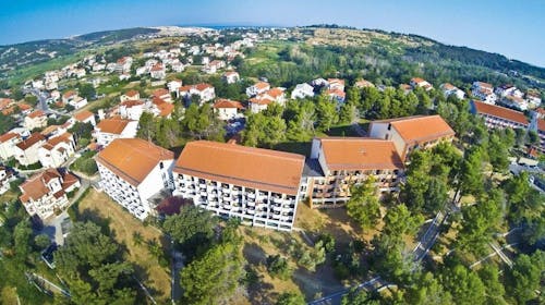 San Marino Resort - Hotel Veli Mel - Družinski jesenski oddih na Rabu, Lopar, Rab, Hrvaška - 114 EUR - 1x nočitev v "sobi 2+1" za 2 osebi (1 otrok do 13,99 let brezplačno), Polpenzion