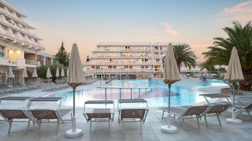 Hotel Olympia - Začetek poletja v Vodicah - Classic soba, Vodice, Dalmacija, Hrvaška - 356 EUR - 2x nočitev v dvoposteljni Classic sobi (pogled park, balkon) za 2 osebi (1 otrok do 12,99 let brezplačno), Polpenzion