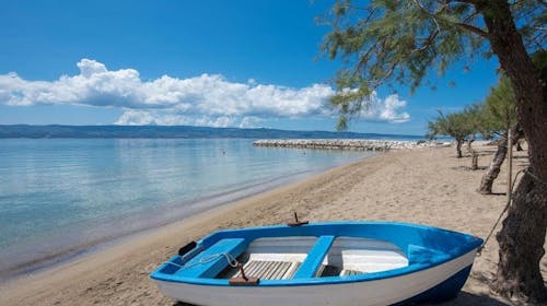 Hotel Nestos - Začetek poletja na omiški rivijeri, Omiš, Dalmacija, Hrvaška - 299 EUR - 2x nočitev v Superior dvoposteljni sobi z dodatnim ležiščem in balkonom za 2 osebi (otrok do 4,99 let in otrok do 6,99 let brezplačno), Polpenzion