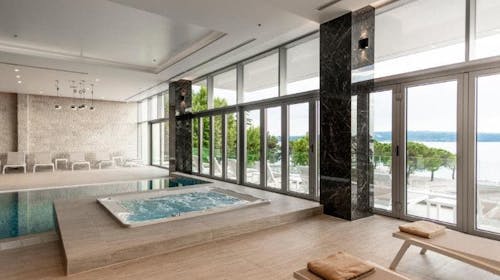 Hotel Miramare - Ekskluzivni začetek poletja - Posebna akcija, Crikvenica, Hrvaška - 695 EUR - 3x nočitev v dvoposteljni Superior sobi za 2 osebi, Polpenzion