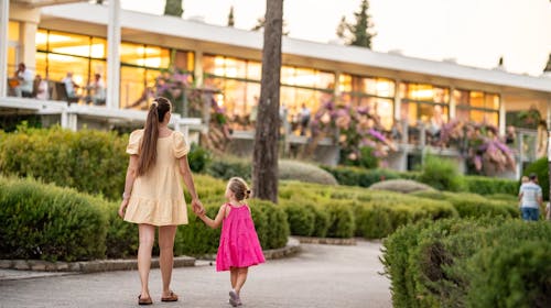 Aminess Vival Velaris Resort - Družinski oddih na Braču, Supetar, otok Brač, Dalmacija, Hrvaška - 282 EUR - 2x nočitev v dvoposteljni Superior sobi z balkonom (pogled park) za 2 osebi (1 otrok do 9,99 let brezplačno), Polpenzion