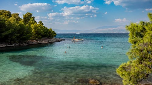 Aminess Vival Velaris Resort - Družinsko poletje na Braču, Supetar, otok Brač, Dalmacija, Hrvaška - 913 EUR - 4x nočitev v dvoposteljni Superior sobi z balkonom (pogled park) za 2 osebi (1 otrok do 9,99 let brezplačno), Polpenzion