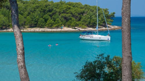 Aminess Vival Velaris Resort - Družinsko poletje na Braču, Supetar, otok Brač, Dalmacija, Hrvaška - 1092 EUR - 4x nočitev v dvoposteljni Superior sobi z balkonom (pogled park) za 2 osebi (1 otrok do 9,99 let brezplačno), Polpenzion