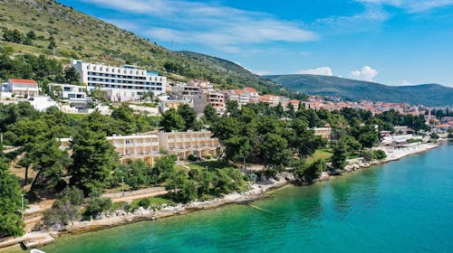 Hotel Val - Poletje v Trogirju, Seget Donji, Trogir, Dalmacija, Hrvaška - 260 EUR - 3x nočitev v dvoposteljni Classic sobi (stran park) za 2 osebi (1. otrok do 2,99 let in 2. otrok do 11,99 let brezplačno), Samopostrežni zajtrk