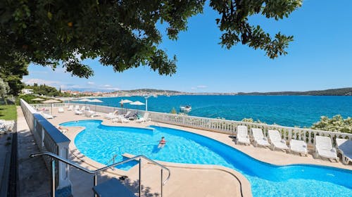Hotel Val - Poletje v Trogirju, Seget Donji, Trogir, Dalmacija, Hrvaška - 290 EUR - 3x nočitev v dvoposteljni Comfort sobi (morska strana) v annexu za 2 osebi (1. otrok do 2,99 let in 2. otrok do 11,99 let brezplačno), Samopostrežni zajtrk