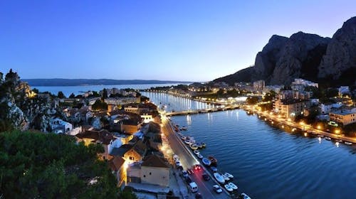 Kamp Almissa - Oddih v Dalmaciji - Mobilna hiška Adria Superior, Omiš, Dalmacija, Hrvaška - 162 EUR - 2x nočitev v mobilni hiški Adria Superior 4+1 (cona C2, zadnja vrsta) za do 5 oseb (4 odrasle osebe in 1 otrok do 11,99 let), Uporaba posteljnine in brisač