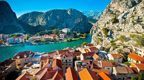 Kamp Almissa - Oddih v Dalmaciji - Mobilna hiška Adria Superior, Omiš, Dalmacija, Hrvaška - 427 EUR - 3x nočitev v mobilni hiški Adria Superior 4+1 (cona C2, zadnja vrsta) za do 5 oseb (4 odrasle osebe in 1 otrok do 11,99 let), Uporaba posteljnine in brisač