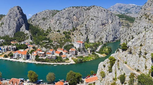 Kamp Almissa - Oddih v Dalmaciji - Mobilna hiška Adria Superior, Omiš, Dalmacija, Hrvaška - 1559 EUR - 5x nočitev v mobilni hiški Adria Superior 4+1 (cona C2, zadnja vrsta) za do 5 oseb (4 odrasle osebe in 1 otrok do 11,99 let), Uporaba posteljnine in brisač