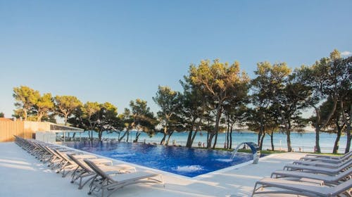 Hotel Punta Vodice - Družinsko all inclusive light poletje s pridihom wellnessa, Vodice, Dalmacija, Hrvaška - 292 EUR - 2x nočitev v dvoposteljni Standard sobi z balkonom stran morje za 2 osebi (1 otrok do 11,99 let in 2. otrok do 2,99 let brezplačno), All inclusive light
