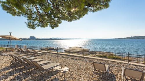 Villa Arausa - Družinska all inclusive light jesen, Vodice, Dalmacija, Hrvaška - 226 EUR - 2x nočitev v dvoposteljni Standard sobi z balkonom stran morje za 2 osebi (1 otrok do 11,99 let in 2. otrok do 2,99 let brezplačno), All inclusive light