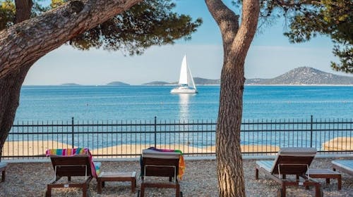 Villa Arausa - Družinsko all inclusive light poletje, Vodice, Dalmacija, Hrvaška - 1515 EUR - 7x nočitev v dvoposteljni Standard sobi z balkonom stran morje za 2 osebi (1 otrok do 11,99 let in 2. otrok do 2,99 let brezplačno), All inclusive light