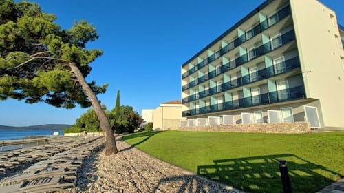 Villa Arausa - Družinsko all inclusive light poletje, Vodice, Dalmacija, Hrvaška - 1376 EUR - 5x nočitev v dvoposteljni Standard sobi z balkonom stran morje za 2 osebi (1 otrok do 11,99 let in 2. otrok do 2,99 let brezplačno), All inclusive light
