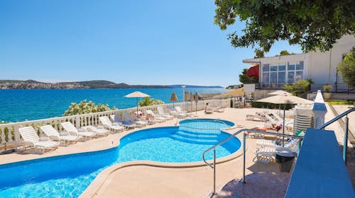 Hotel Val - Poletje v Trogirju, Seget Donji, Trogir, Dalmacija, Hrvaška - 504 EUR - 5x nočitev v dvoposteljni Classic sobi (stran park) za 2 osebi (1. otrok do 2,99 let in 2. otrok do 11,99 let brezplačno), Samopostrežni zajtrk