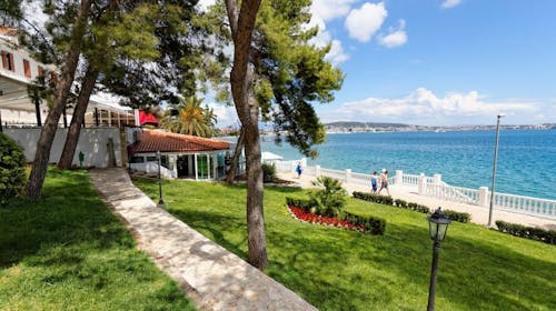 Hotel Val - Poletje v Trogirju, Seget Donji, Trogir, Dalmacija, Hrvaška - 630 EUR - 7x nočitev v dvoposteljni Comfort sobi (morska strana) v annexu za 2 osebi (1. otrok do 2,99 let in 2. otrok do 11,99 let brezplačno), Samopostrežni zajtrk