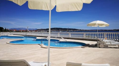 Hotel Val - Poletje v Trogirju, Seget Donji, Trogir, Dalmacija, Hrvaška - 564 EUR - 5x nočitev v dvoposteljni Comfort sobi (morska strana) v annexu za 2 osebi (1. otrok do 2,99 let in 2. otrok do 11,99 let brezplačno), Samopostrežni zajtrk