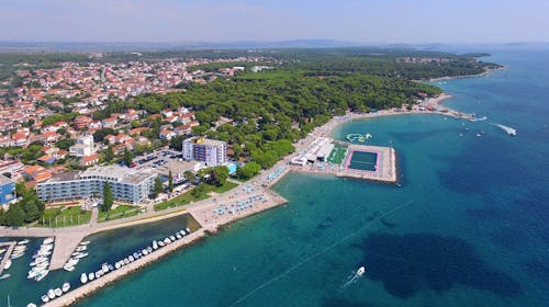 Ilirija Resort - Hotel Ilirija - VIP premium družinsko poletje s polnim penzionom v Biogradu - Akcijska cena, Biograd na Moru, Dalmacija, Hrvaška - 1135 EUR - 5x nočitev v dvoposteljni Premium Club sobi za 2 osebi (1 otrok do 12. leta in 1 otrok do 7. leta brezplačno), Polni penzion