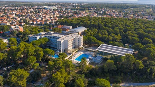 Family Hotel Adria - Družinska all inclusive jesen v Dalmaciji, Biograd na Moru, Dalmacija, Hrvaška - 273 EUR - 2x nočitev v dvoposteljni Comfort sobi z balkonom in pomožnim ležiščem za 2 osebi (1 otrok do 11,99 let in otrok do 2,99 let brezplačno), All inclusive