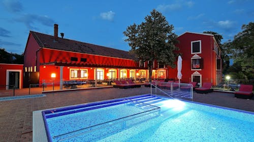 Ilirija Resort - Hotel Villa Donat - Romantično ali družinsko poletje s polnim penzionom - Akcijska cena, Sv. Filip Jakov, Dalmacija, Hrvaška - 869 EUR - 5x nočitev v dvoposteljni Comfort sobi za 2 osebi (1 otrok do 7. leta in 1 otrok do 12. leta brezplačno), Polni penzion