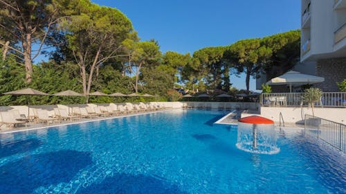 Family Hotel Adria - Družinski all inclusive zaključek poletja v Dalmaciji, Biograd na Moru, Dalmacija, Hrvaška - 558 EUR - 3x nočitev v dvoposteljni Comfort sobi z balkonom in pomožnim ležiščem za 2 osebi (1 otrok do 11,99 let in otrok do 2,99 let brezplačno), All inclusive