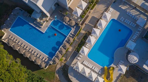 Family Hotel Adria - Družinsko all inclusive poletje v Dalmaciji, Biograd na Moru, Dalmacija, Hrvaška - 854 EUR - 3x nočitev v dvoposteljni Comfort sobi z balkonom in pomožnim ležiščem za 2 osebi (1 otrok do 11,99 let in otrok do 2,99 let brezplačno), All inclusive