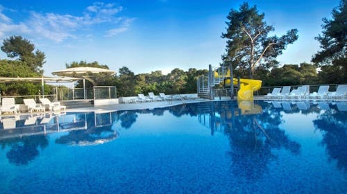 Family Hotel Adria - Družinsko all inclusive poletje v Dalmaciji, Biograd na Moru, Dalmacija, Hrvaška - 2536 EUR - 7x nočitev v dvoposteljni Comfort sobi z balkonom in pomožnim ležiščem za 2 osebi (1 otrok do 11,99 let in otrok do 2,99 let brezplačno), All inclusive